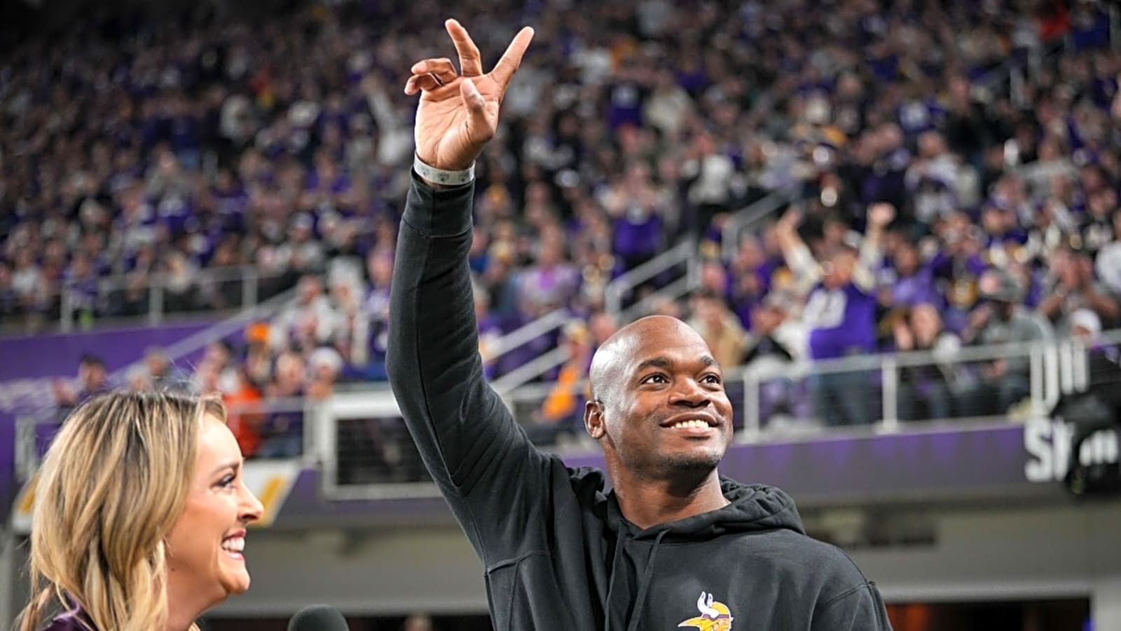 Video Shows Former NFL Legend Adrian Peterson in Fight Over Poker