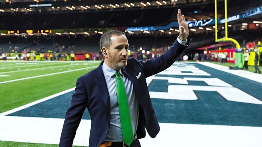 Howie Roseman may be about to capitalize on Eagles rival's big decision right before the NFL playoffs involving All-Pro defender
