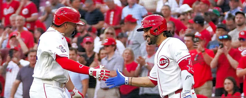 Reds offense finally wakes up with four-homer night against Giants