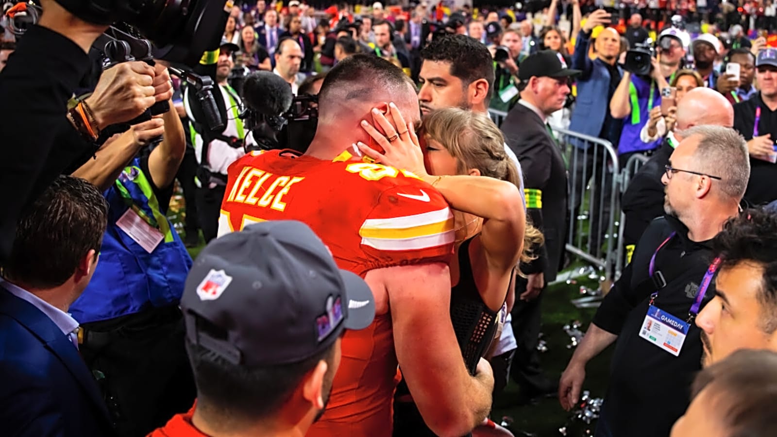 Chiefs TE Travis Kelce proves to be a mastermind with special meaning behind his first Instagram post with Taylor Swift