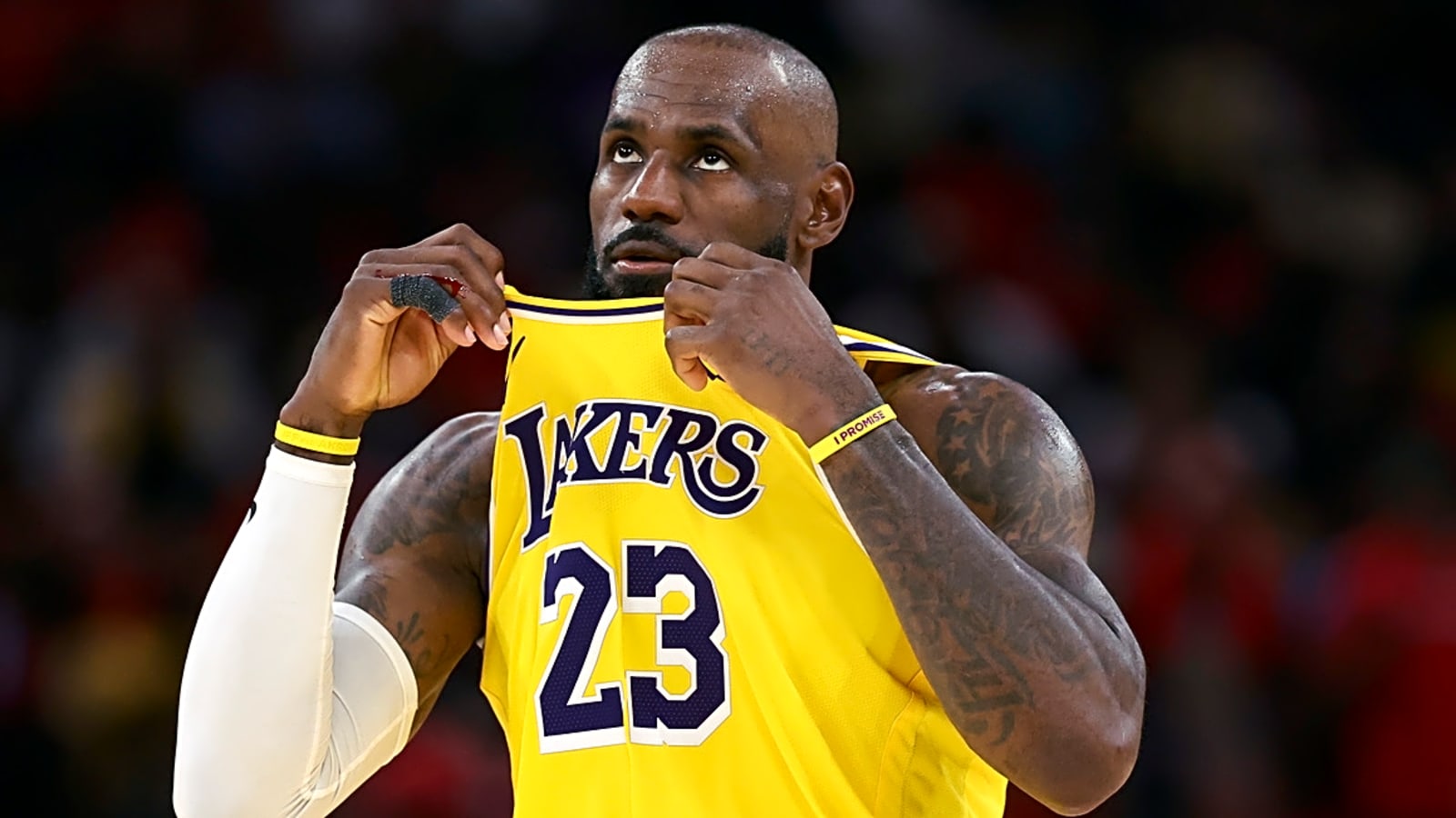Lakers legend explains one obvious problem with signing James