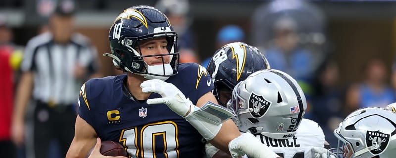 Justin Herbert suffers broken hand in Chargers win