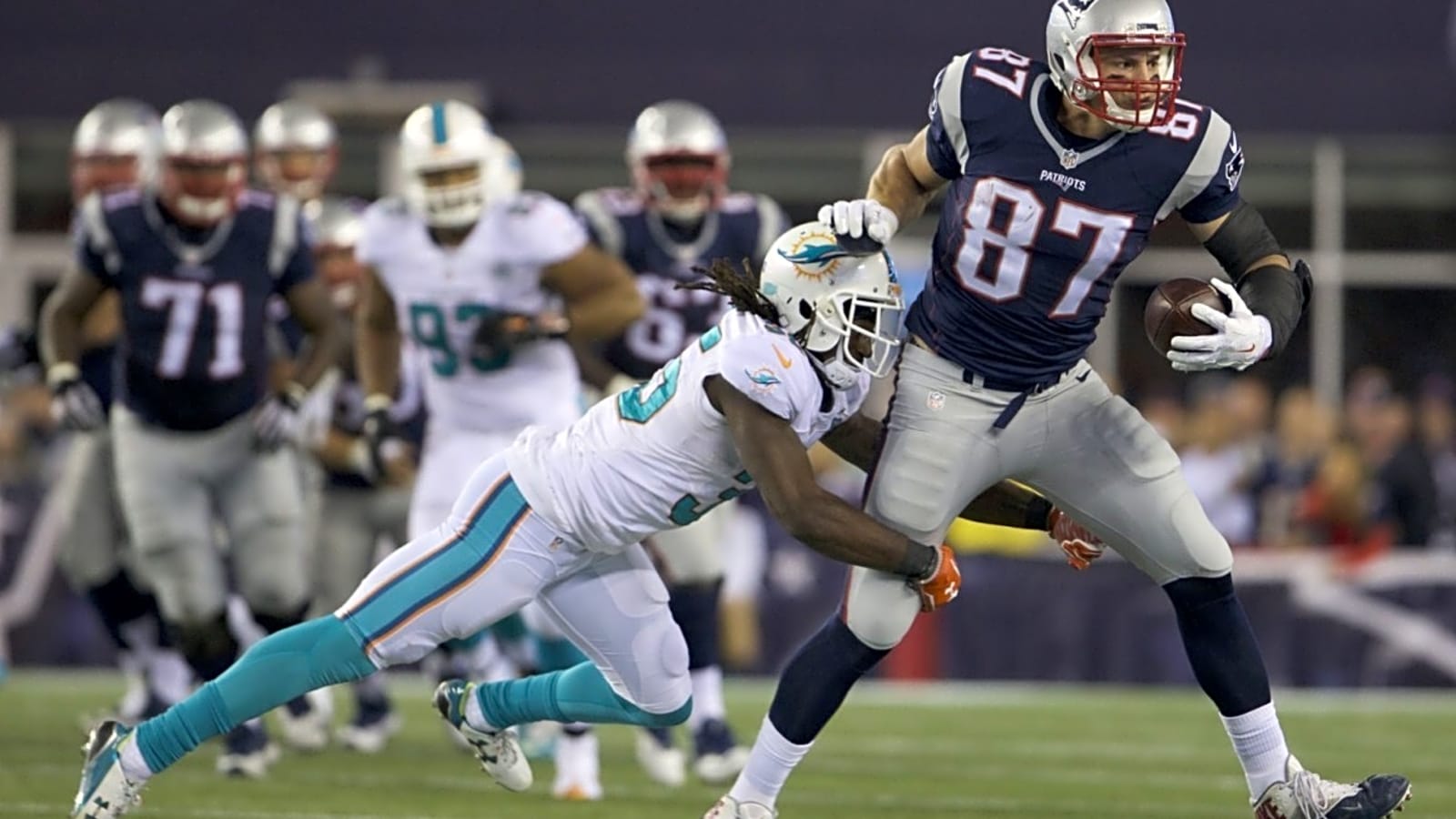 The Dolphins should take a cue from one of their AFC East rivals and make a free agent move to give a franchise legend his proper sendoff