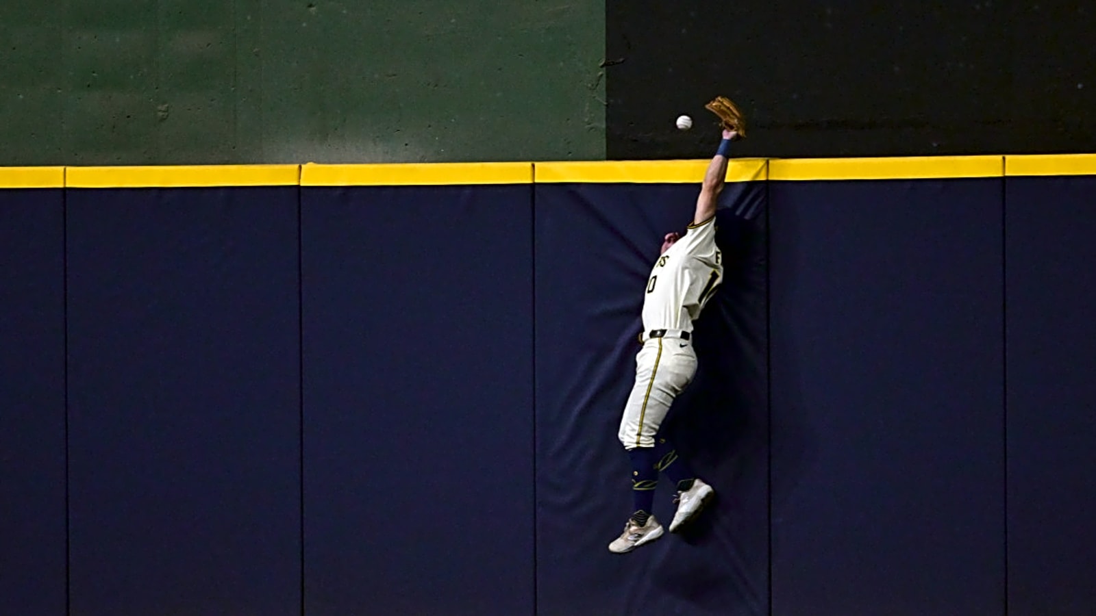 NLCS Game 1: New Video Shows What Happened on Brewers&#39; Double Play Against Dodgers