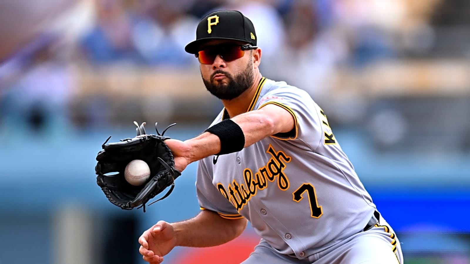 Pirates place former Gold Glove winner on IL
