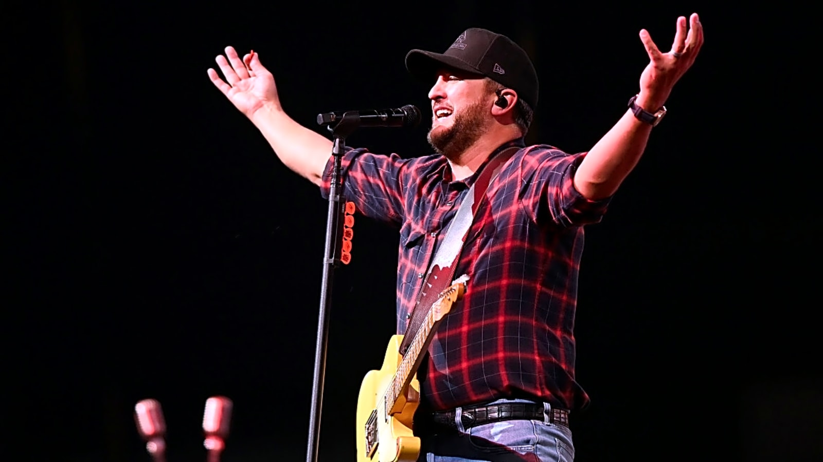 Country Music Star Refunds All Tickets During Middle of His Show