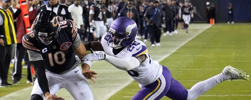 Shocking Scene: Bears WR DJ Moore Collapses on Field After MNF Game as Team Staff Rushes In