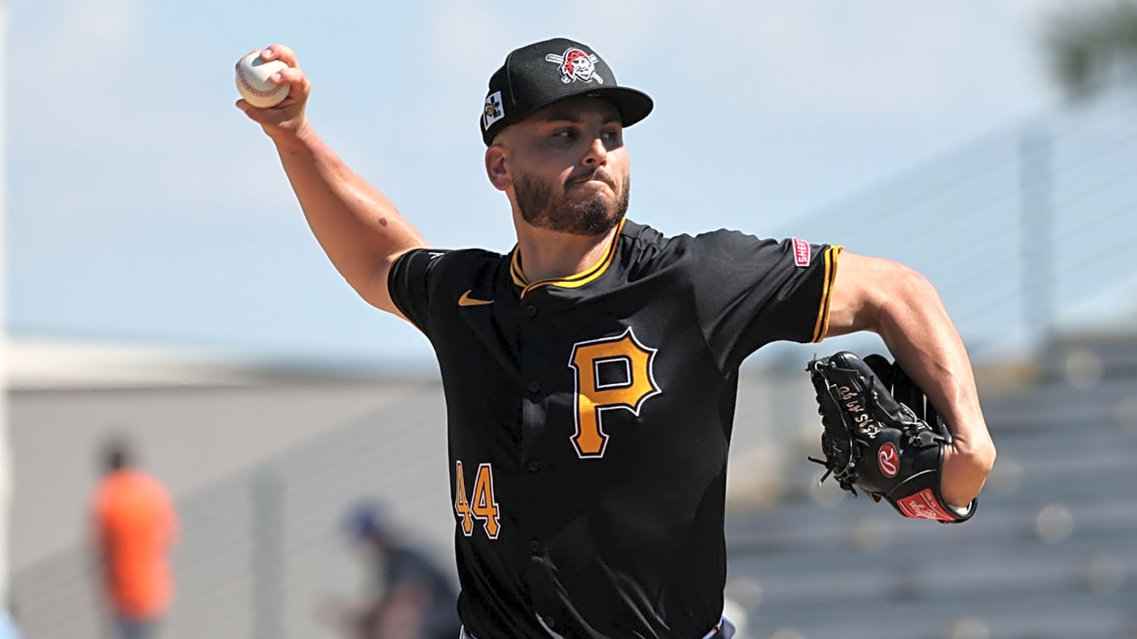 Rays sign righty to a minor league deal