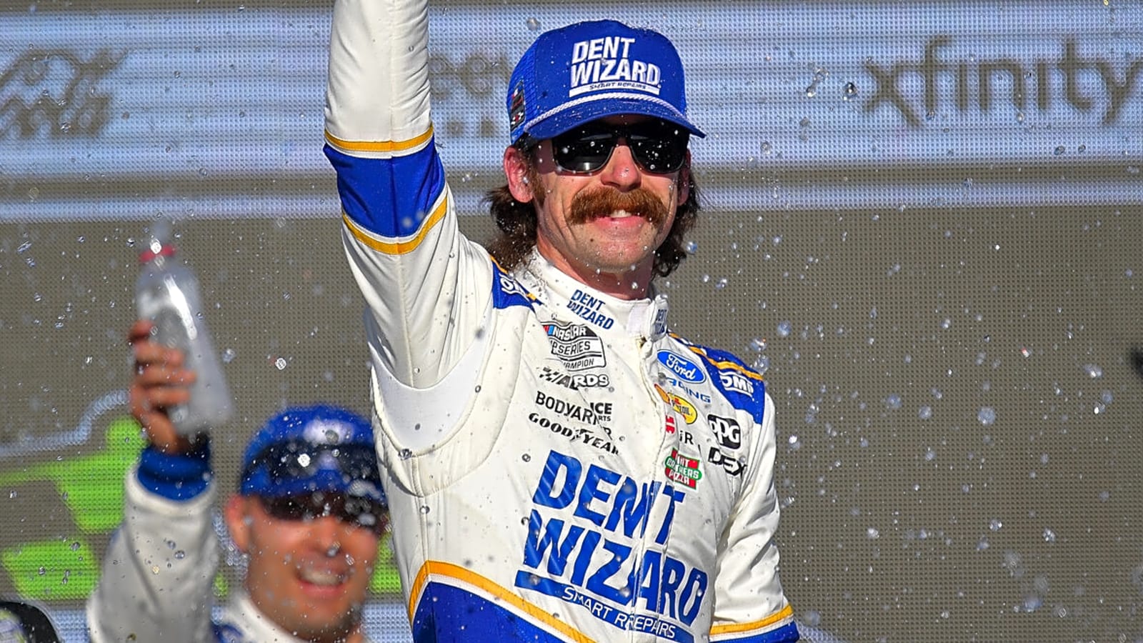 Ryan Blaney overcomes loose wheels, mistakes to win at Phoenix