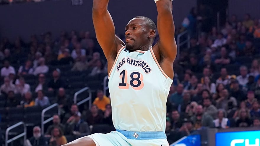 Veteran center makes Spurs roster