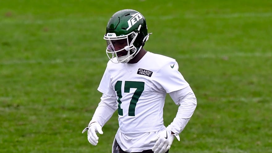 Kris Boyd makes surprise visit to Jets while recovering from shooting