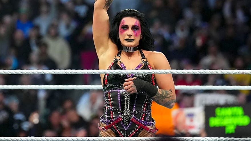 Preview: WWE Raw (12/22/25) Happy Holidays Special