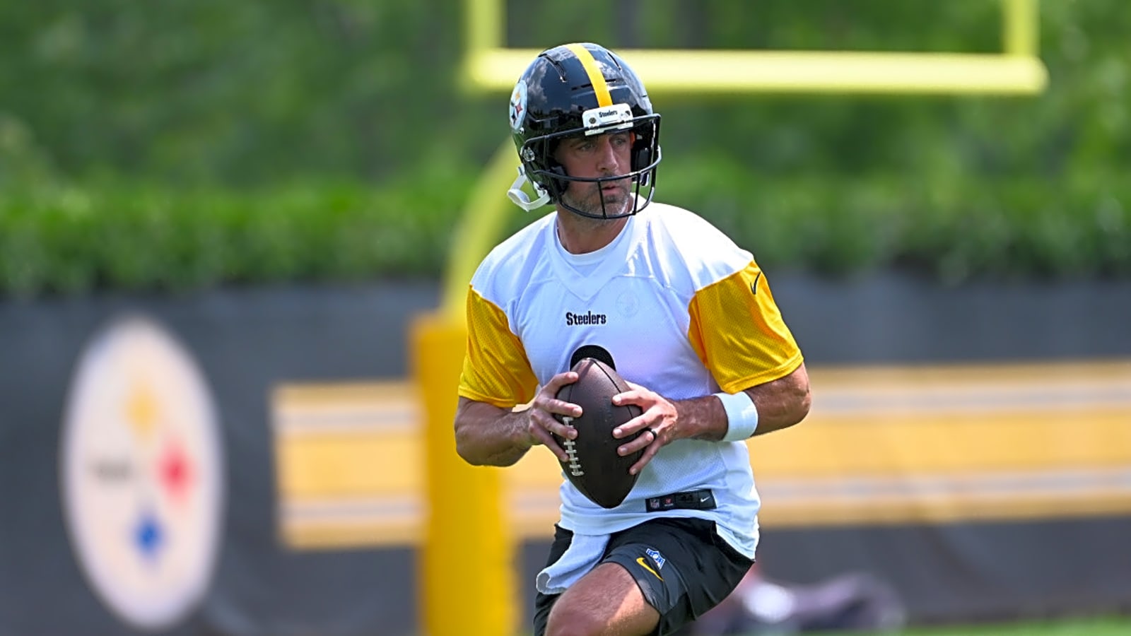 Former Super Bowl champ says the writing is on the wall regarding the relationship between Steelers&#39; Aaron Rodgers and DK Metcalf