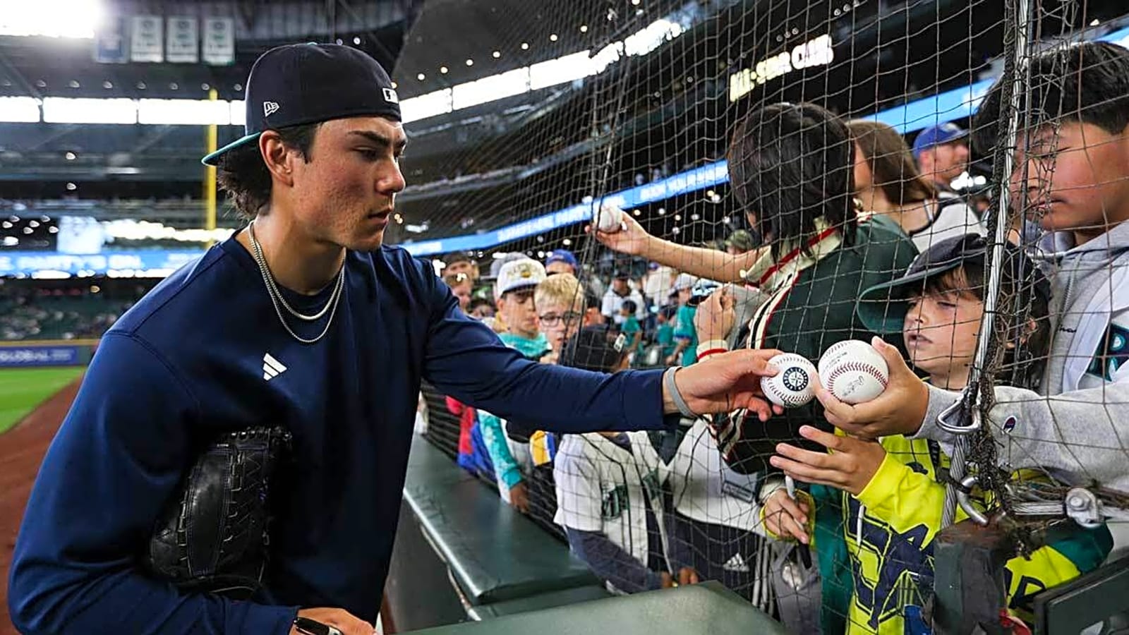Mariners’ Bryan Woo matches Clayton Kershaw with impressive feat