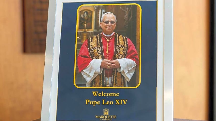 Pope Leo gets White Sox legend’s bat as gift during plane ride