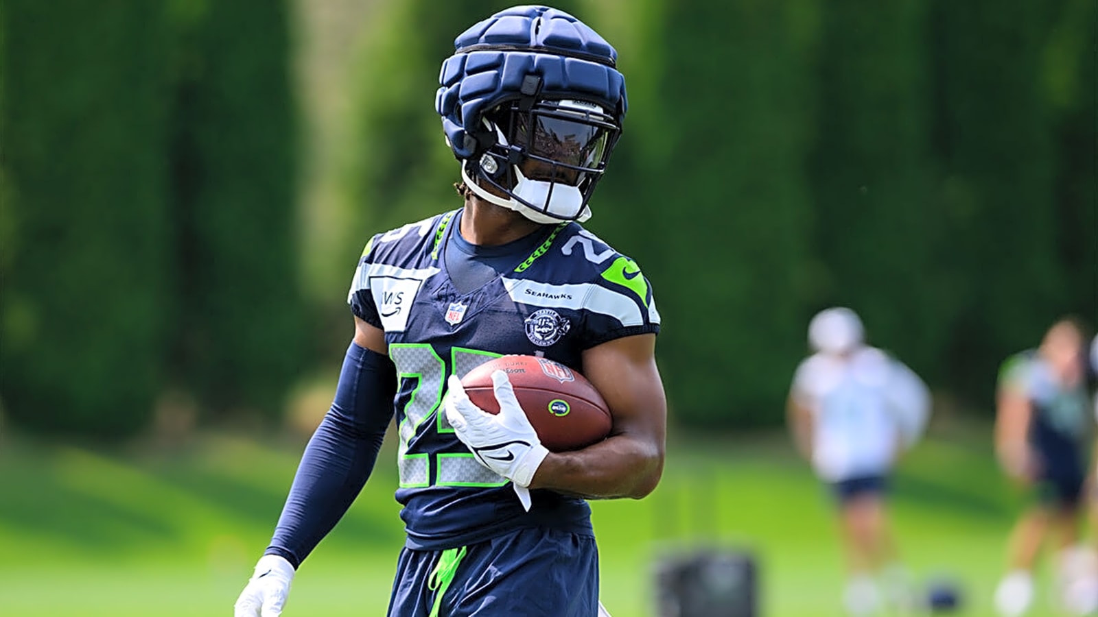 Seahawks rusher leaves practice with potentially torn ACL