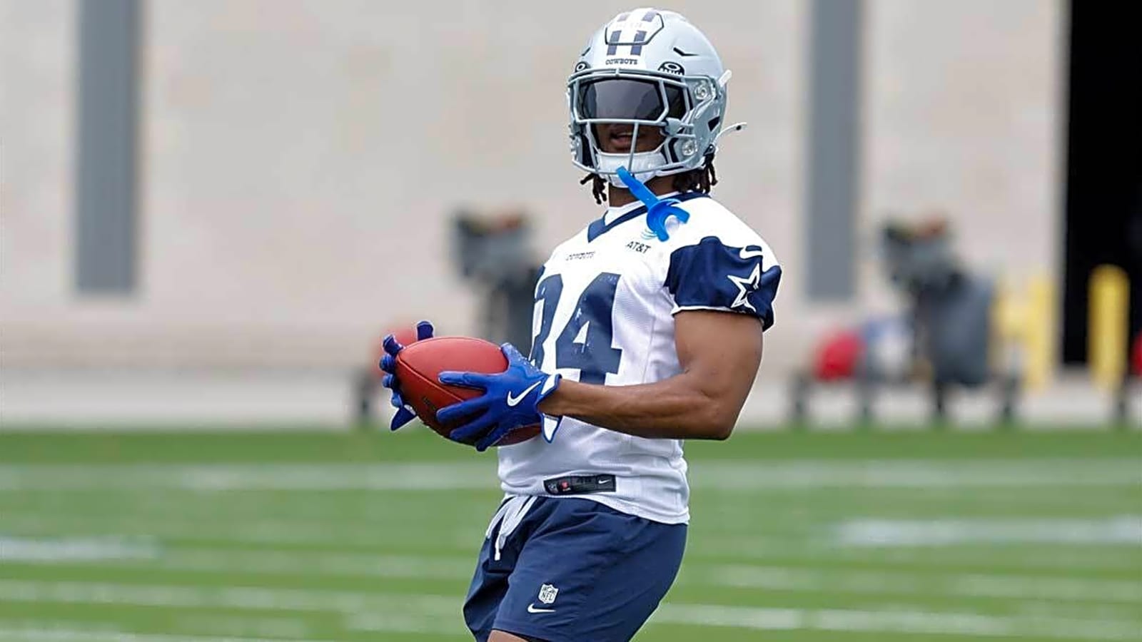 Do Cowboys RB Jaydon Blue’s blue Louis Vitton practice cleats mean he’s playing?