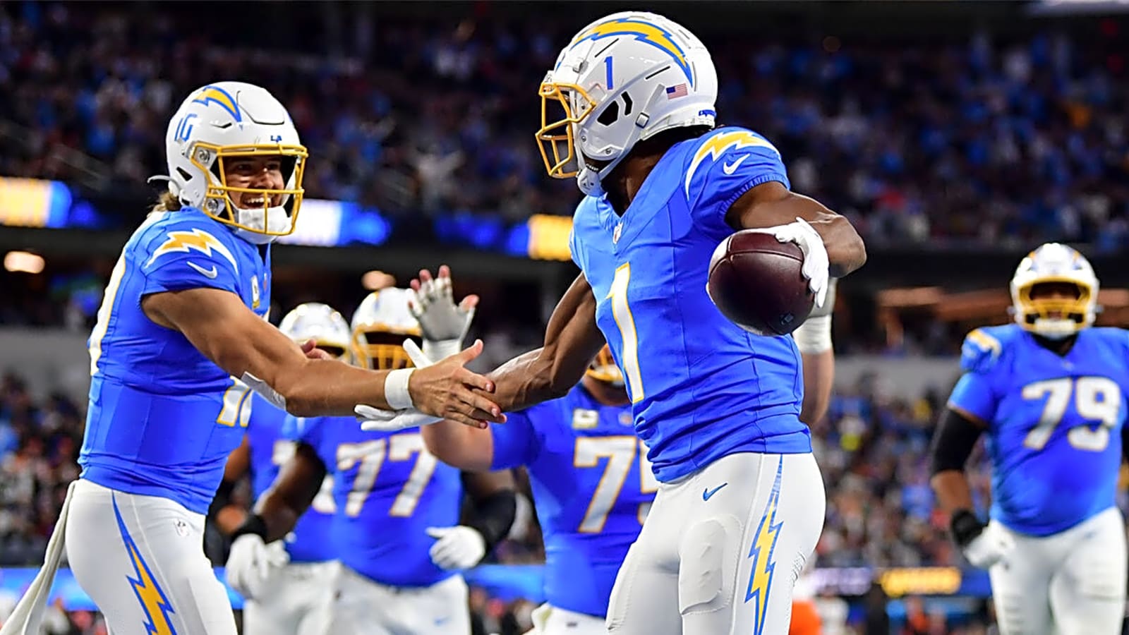 Kurt Warner gives Justin Herbert, Quentin Johnston flowers after huge win over Chiefs