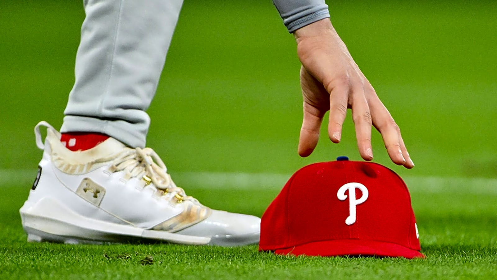 Phillies acquires infielder in trade with Guardians