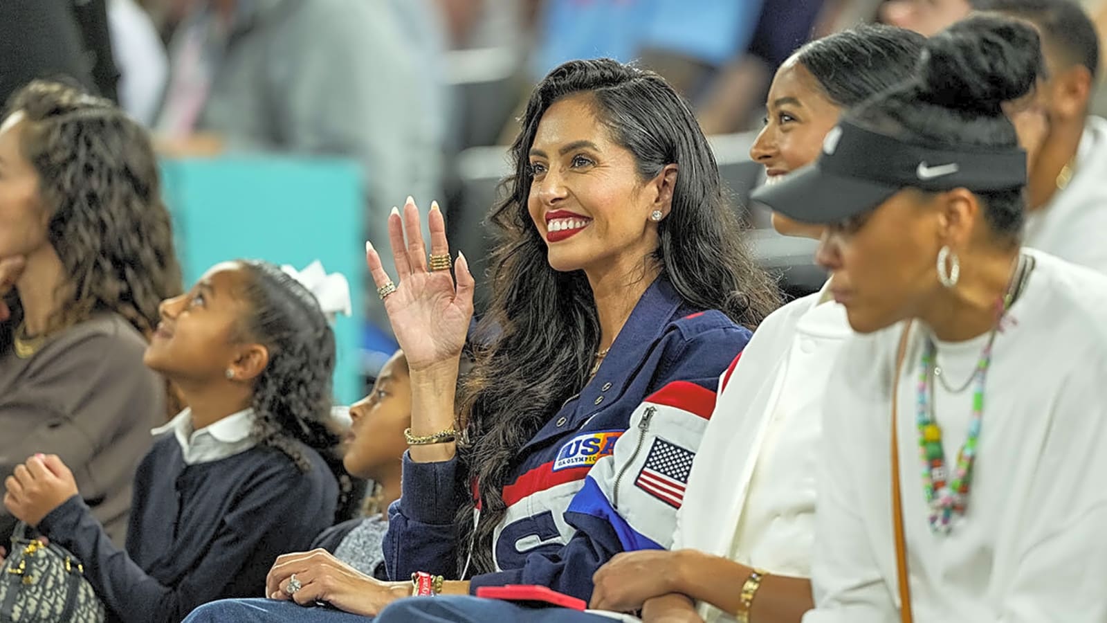 Vanessa, Natalia Bryant all smiles at Lakers’ opening night vs. Warriors