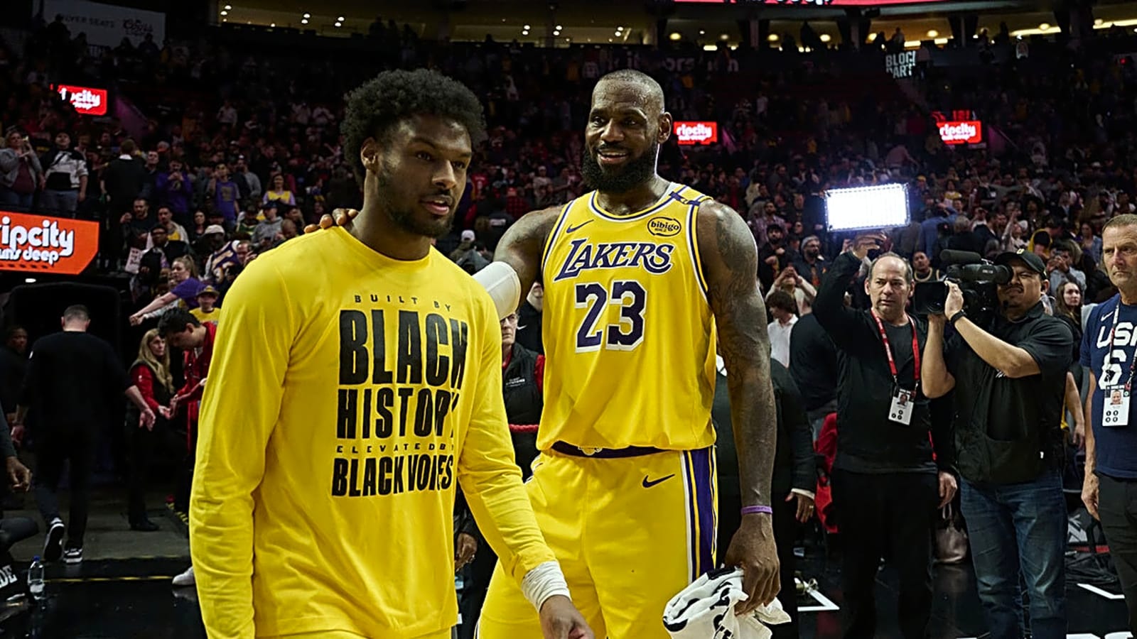 Lakers’ LeBron James reacts to epic Bronny James-Austin Reaves alley-oop connection