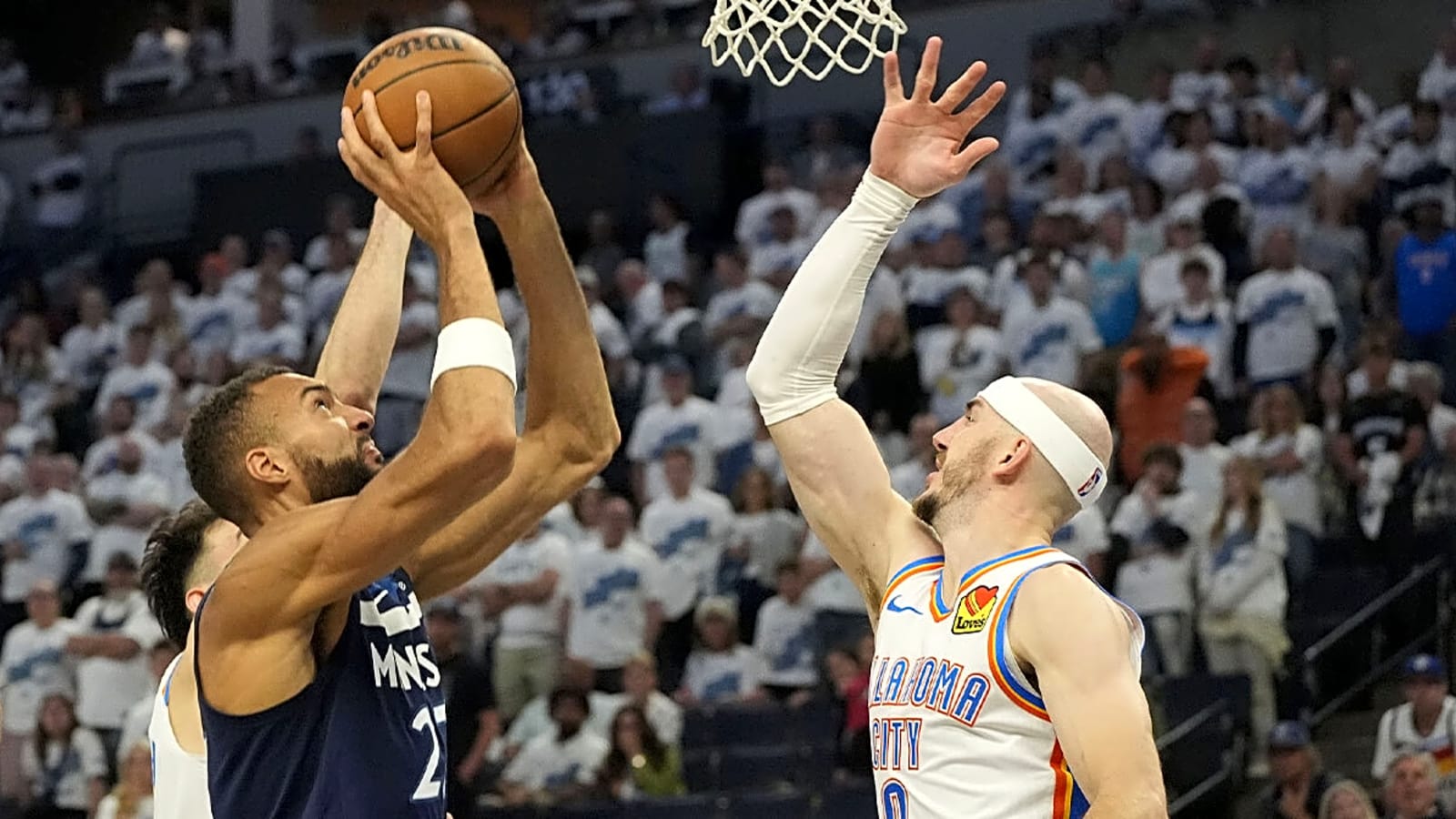 Rudy Gobert shockingly posterizes Isaiah Hartenstein off the dribble