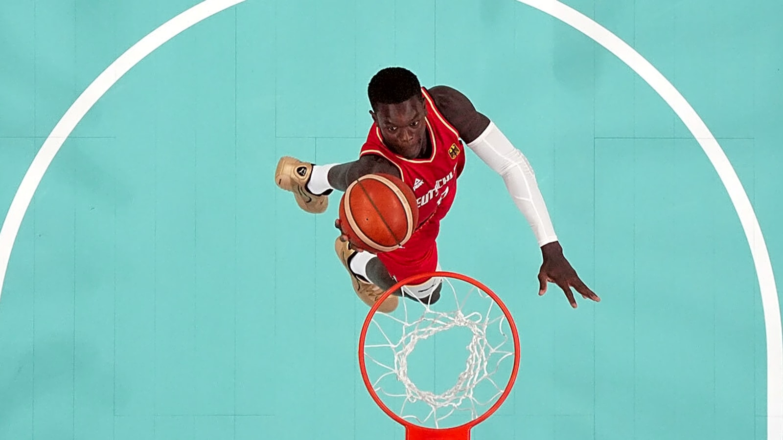 Dennis Schroder leads Germany to win with incredible game-winning shot