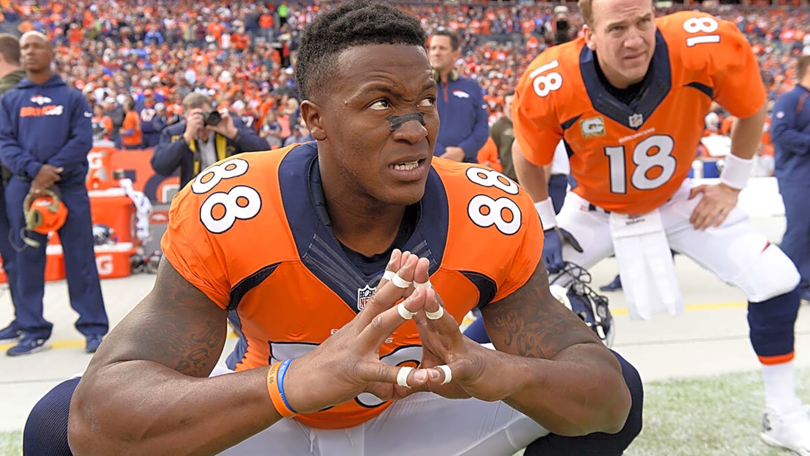 Broncos legend Peyton Manning chokes up while paying tribute to Demaryius Thomas