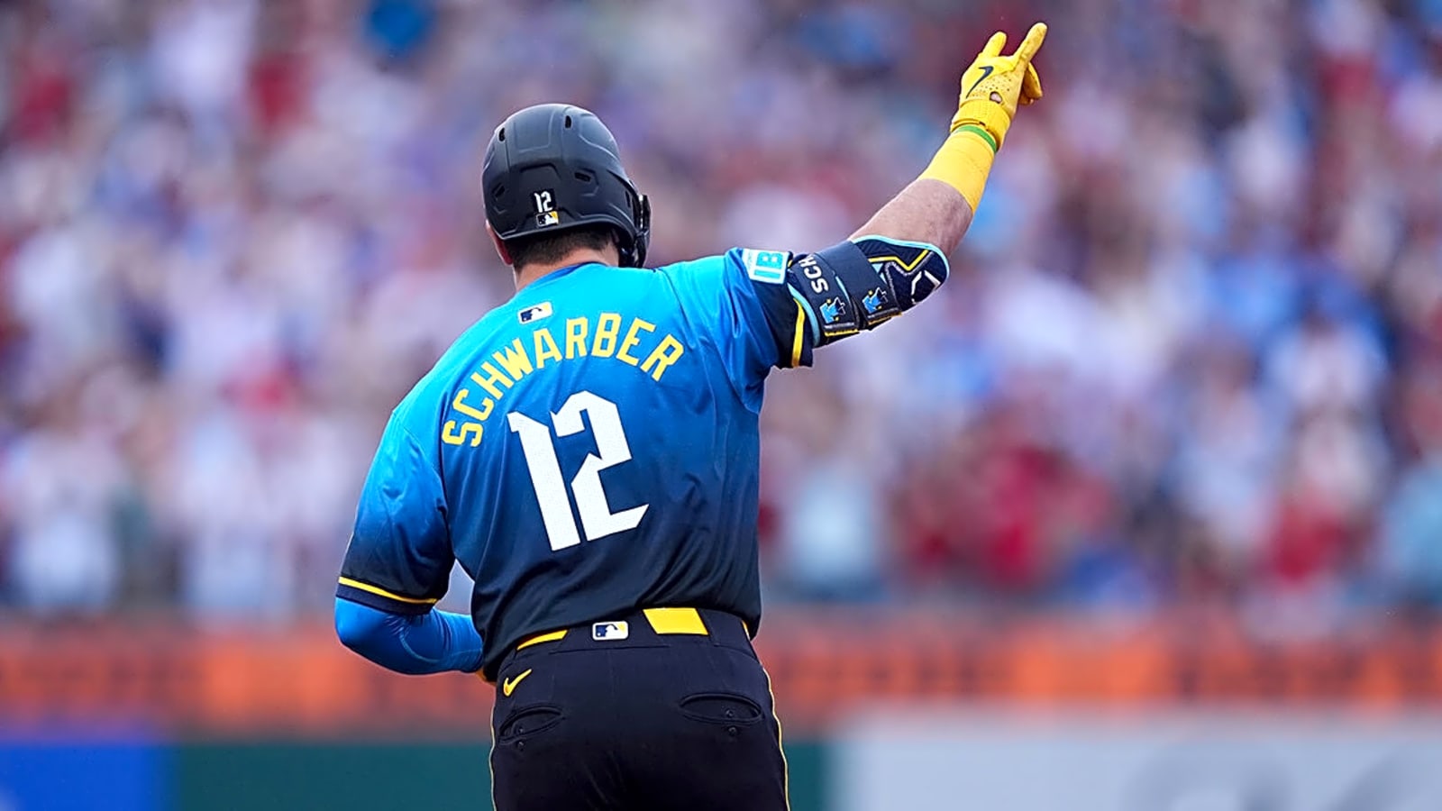 Phillies ball boy bare hands Kyle Schwarber foul chopper