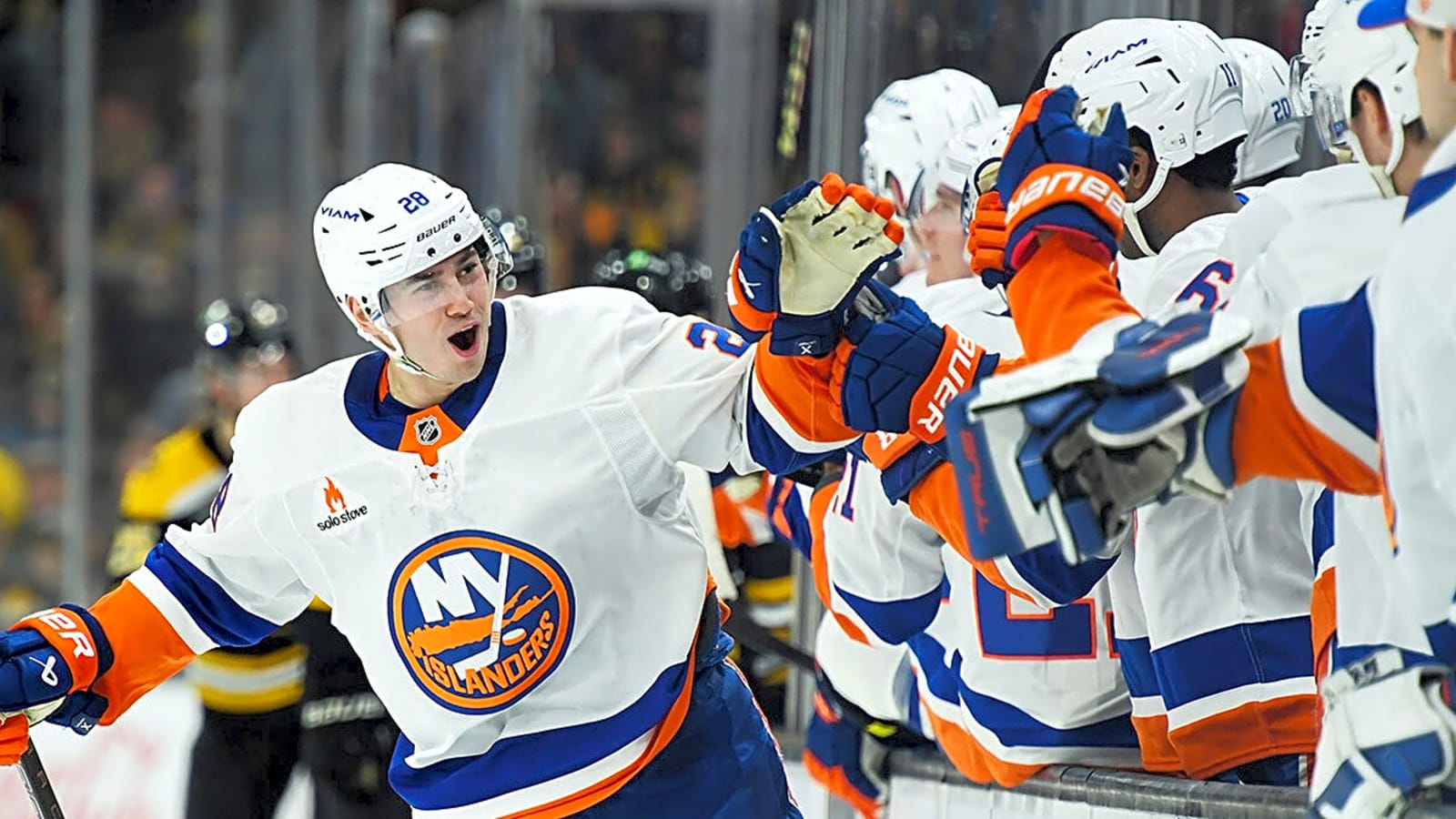 Islanders lock up key defenseman after Noah Dobson trade