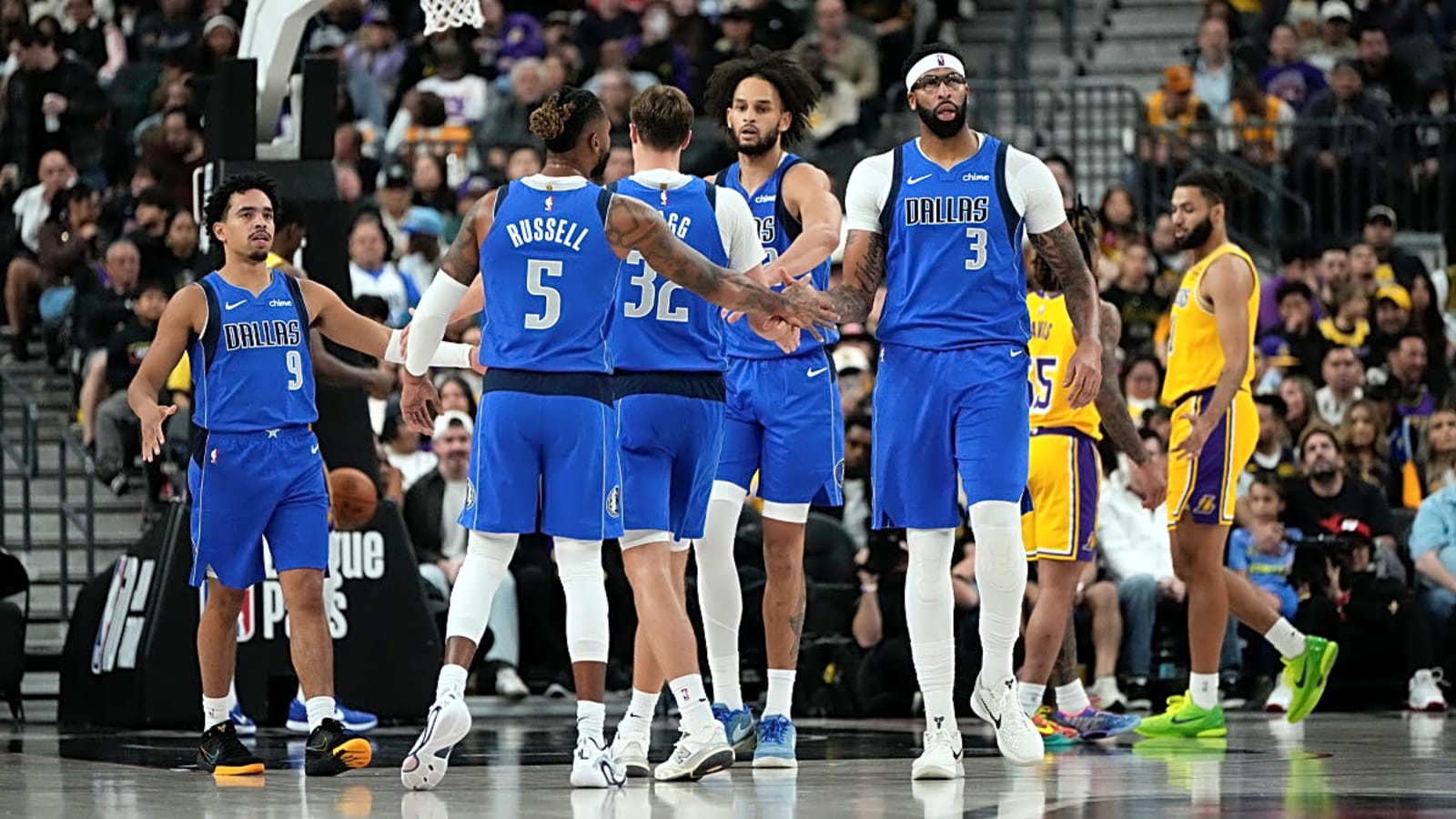 Mavericks dominate Lakers with wild fourth quarter points differential