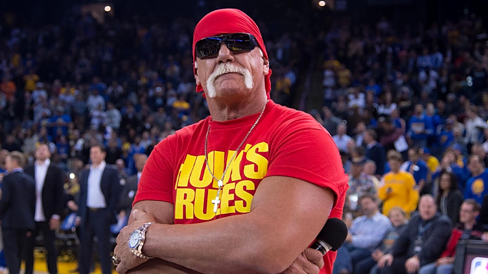 Hulk Hogan gets 10 bell tribute on WWE SmackDown