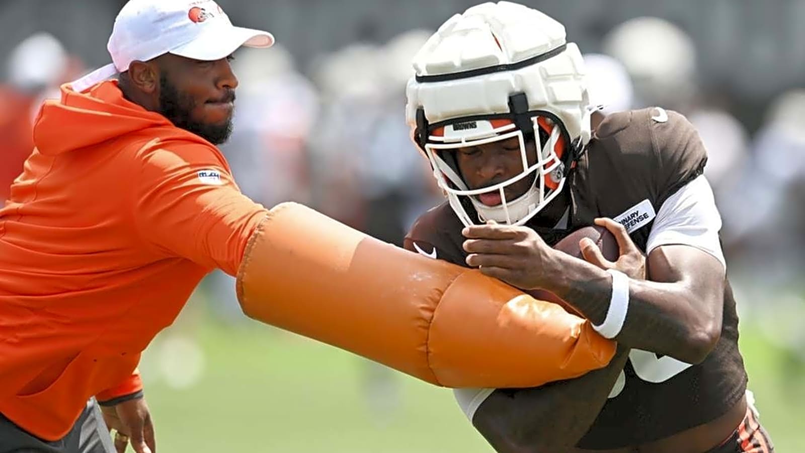 Browns-Eagles Joint Practice: Cleveland has a glaring issue on defense, a rookie looks poised for a big role, and more