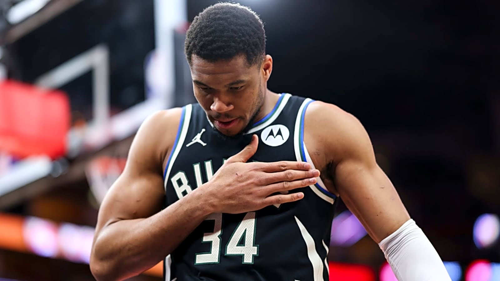 Giannis Antetokounmpo Sends 3-Word Message After Trade Report