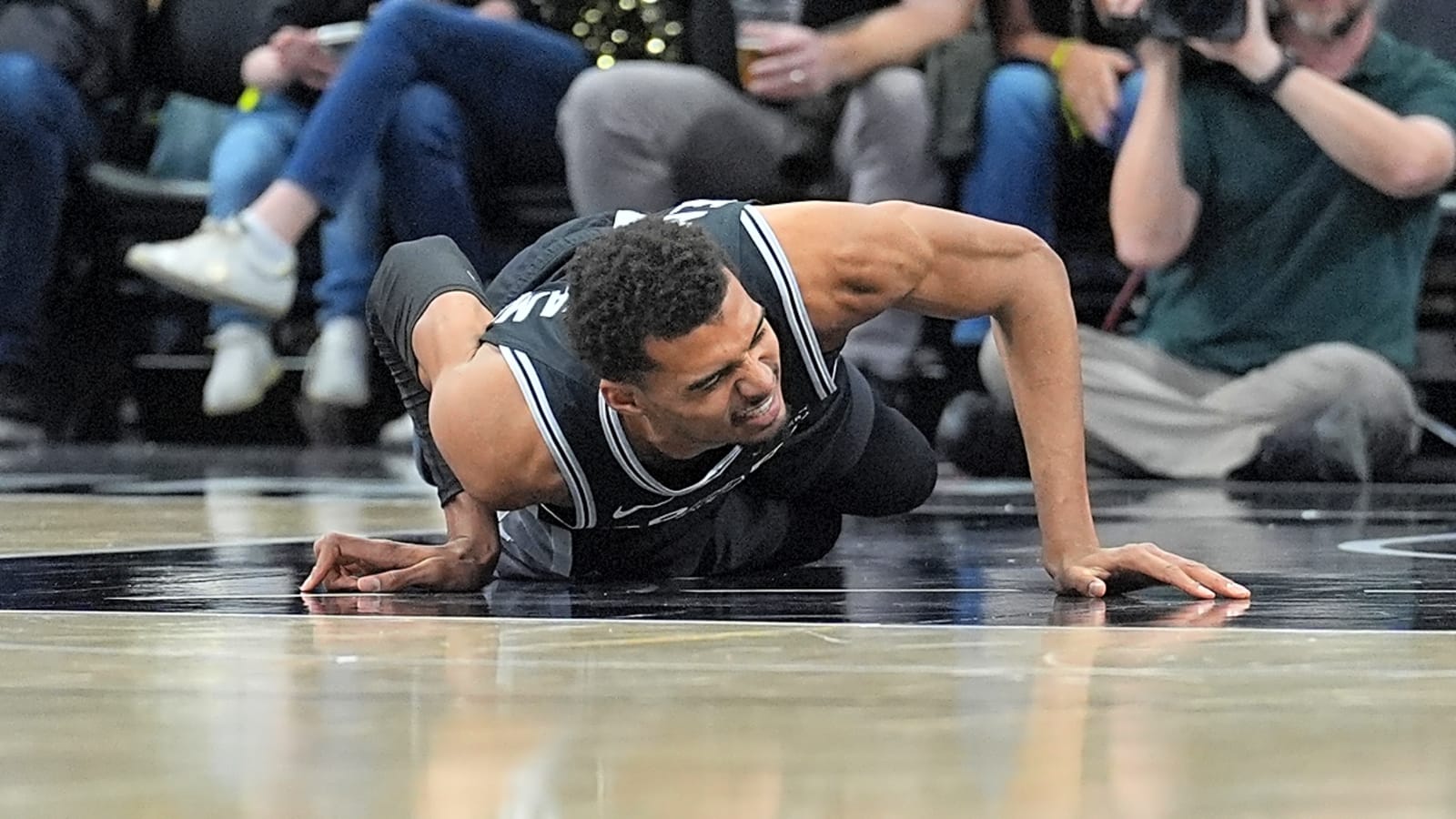 Victor Wembanyama leaves game early with injury