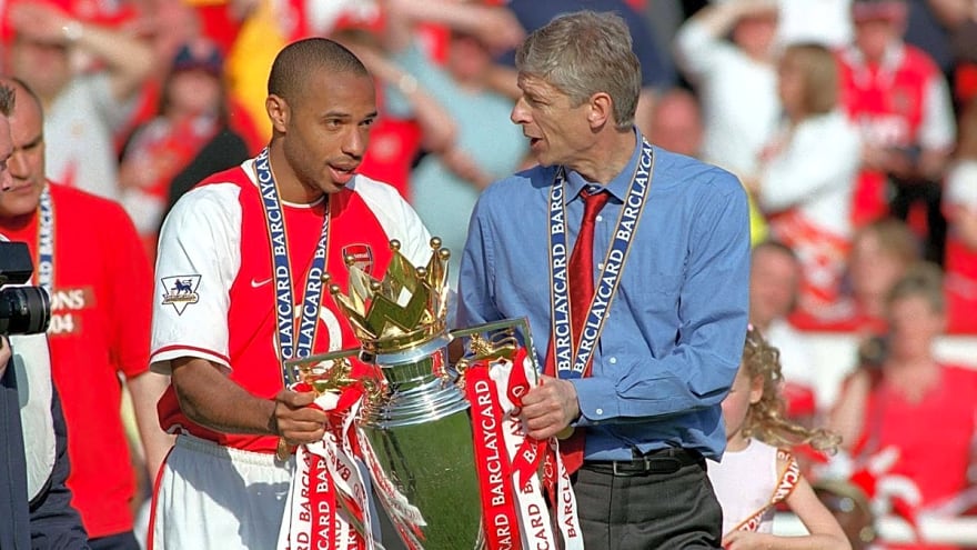 Dennis Bergkamp advises Arsenal with Wenger’s words