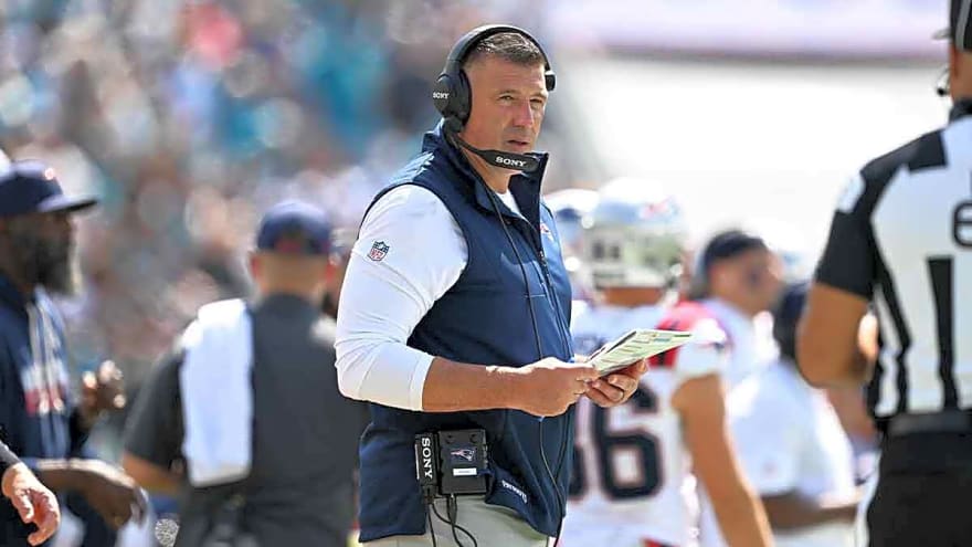 Pool report explains why Patriots HC Mike Vrabel was hit with puzzling 15-yard penalty