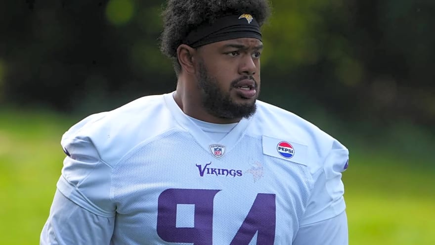 Vikings sign two players, waive two with injury designations