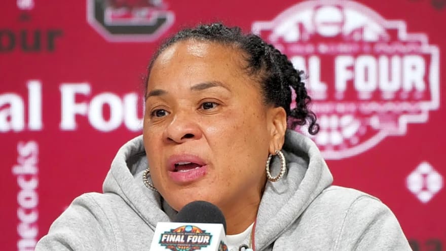 Dawn Staley Makes Request After South Carolina Announcement