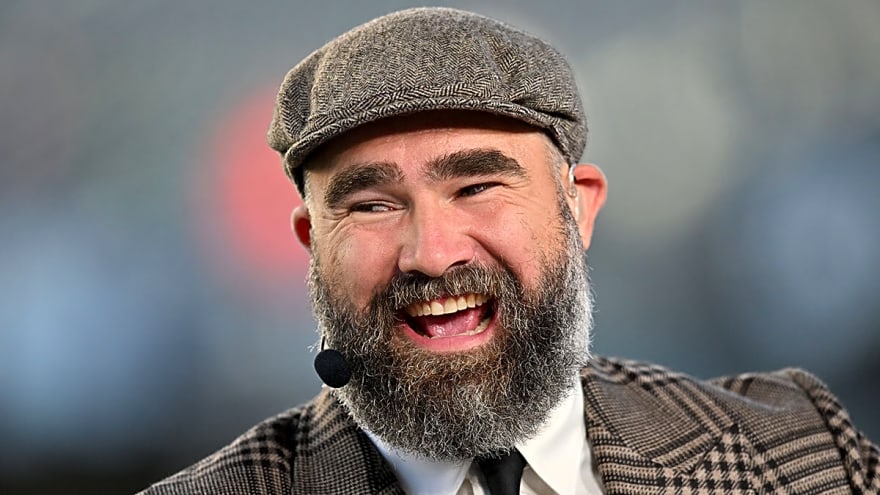 Eagles’ Jason Kelce gets very Philly introduction before Monday Night Football