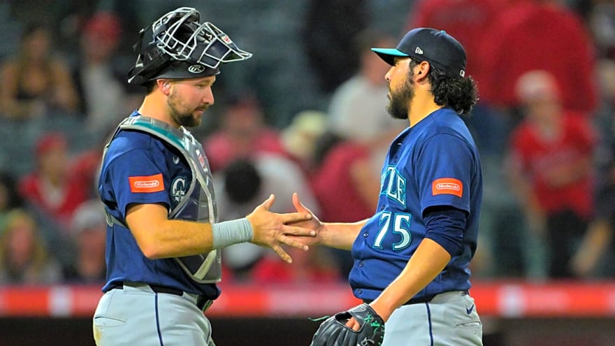 Mariners pick up Andres Munoz contract, but declines 2 other options