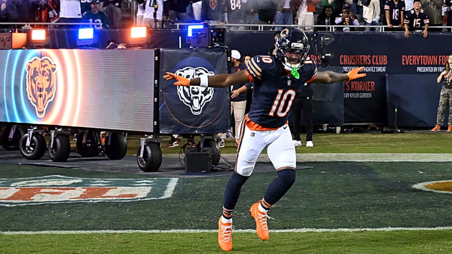 Bears’ Luther Burden III drags entire Eagles defense into the end zone for touchdown