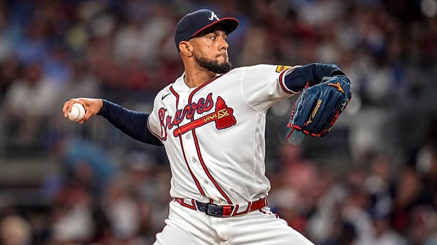 Robert Suarez Nearing Return to Braves Bullpen Before MLB Postseason 