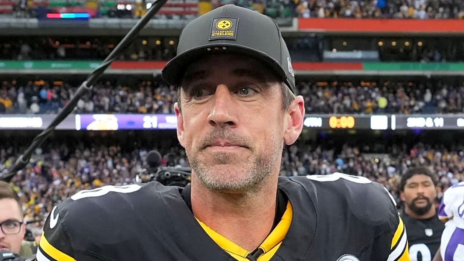Aaron Rodgers Receives Request From NFC Wide Receiver