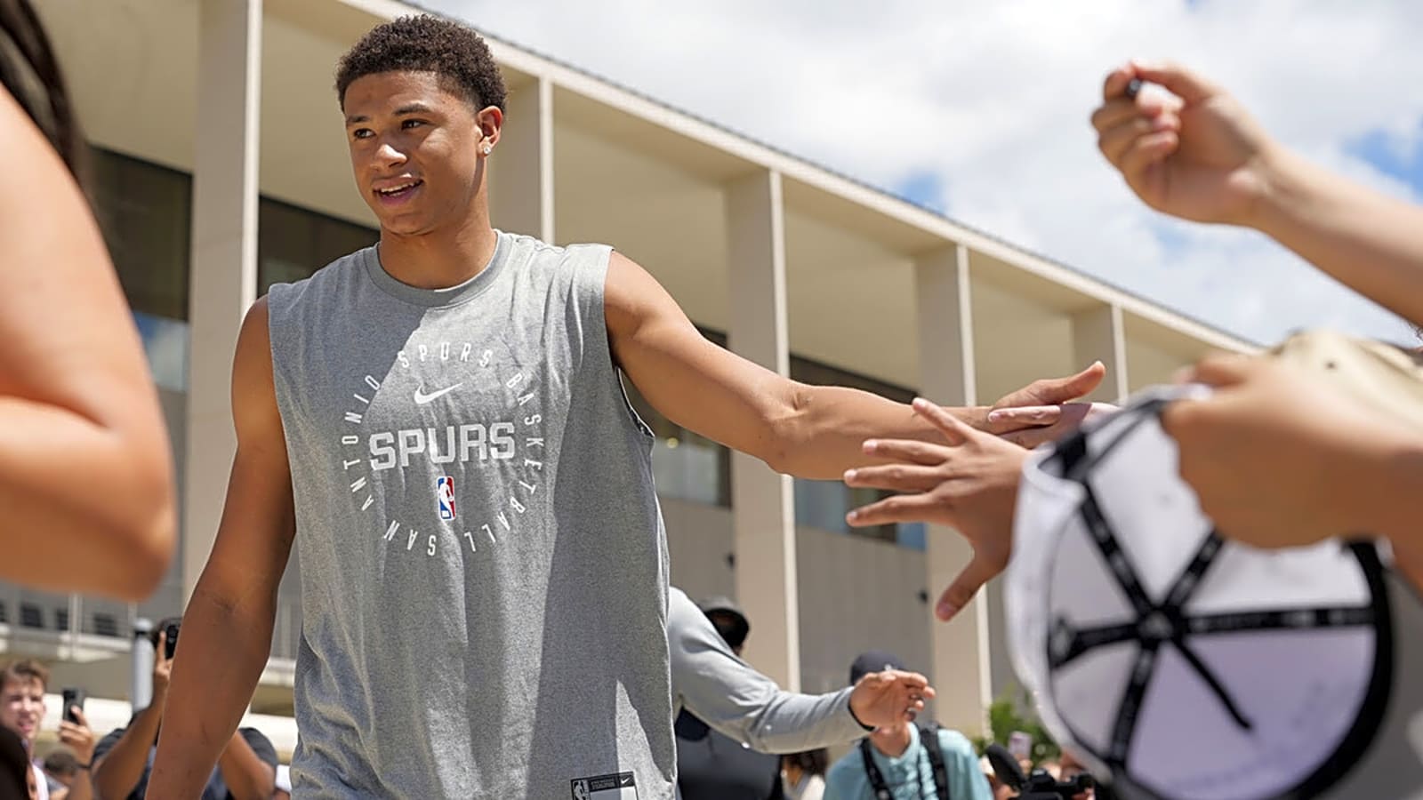 Watch Carter Bryant make his first bucket with Spurs