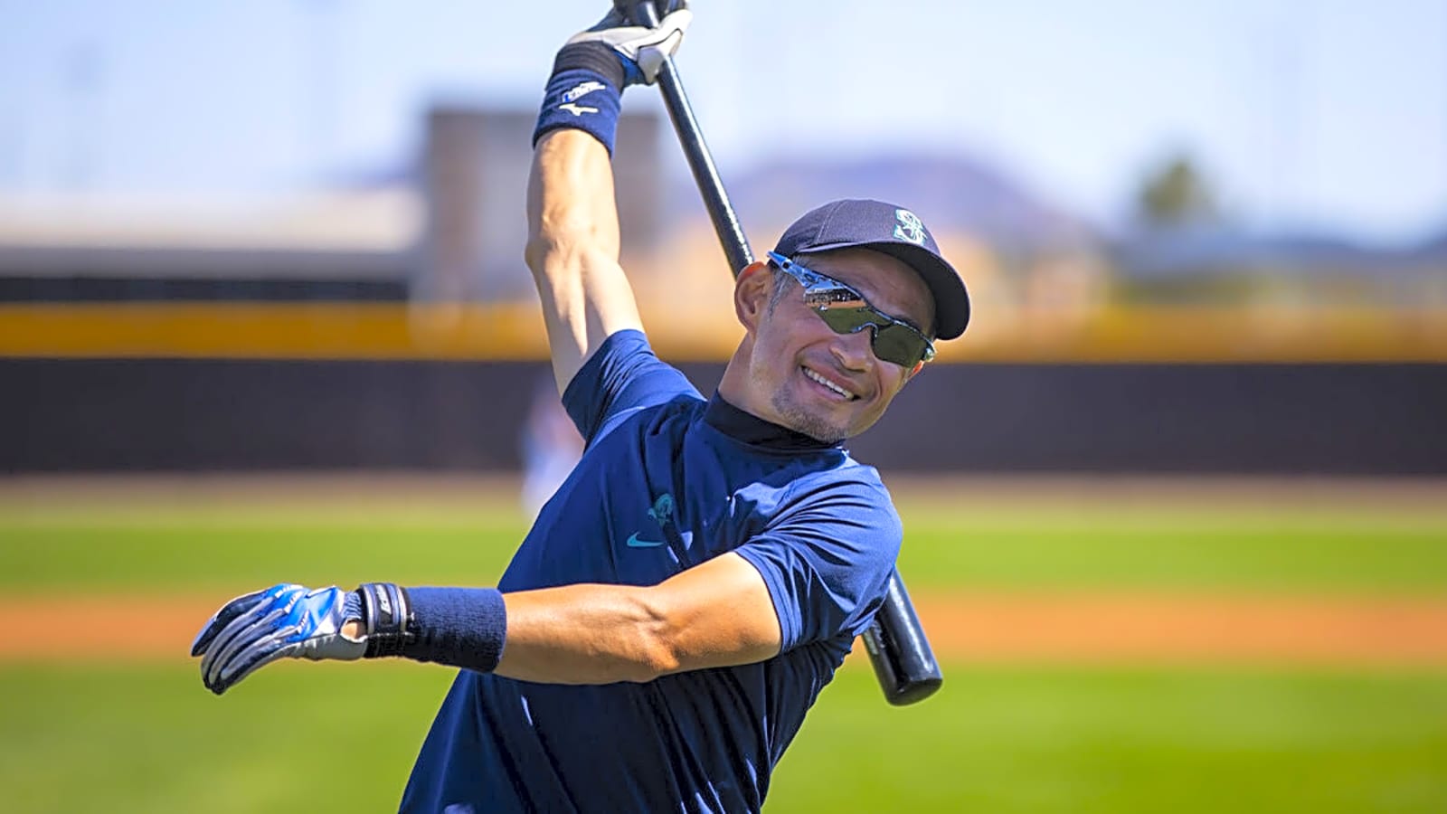 Shohei Ohtani, Yoshinobu Yamamoto link up with Ichiro Suzuki before Mariners game