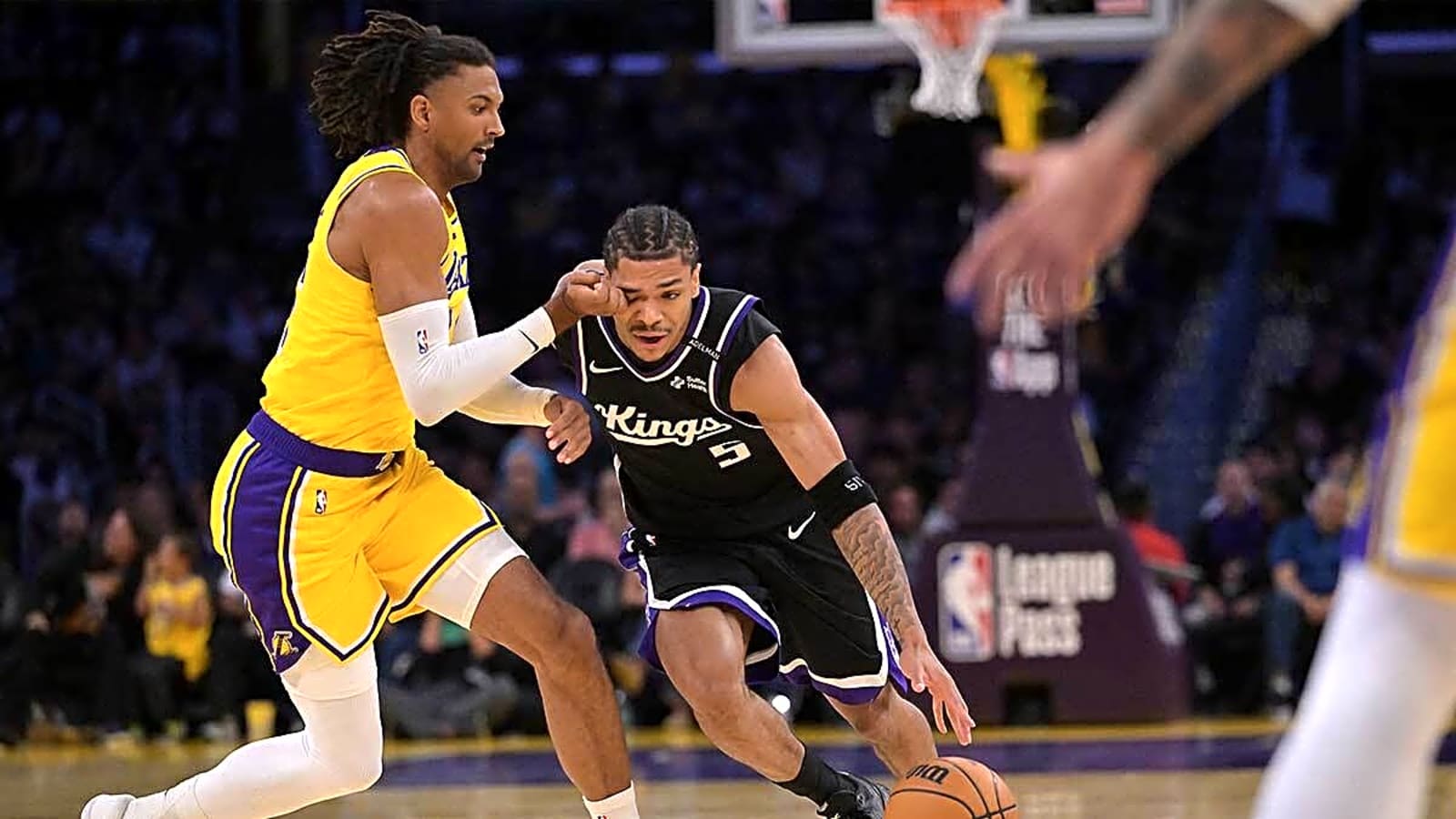 Kings’ Darius Acuff limps off court vs. Warriors