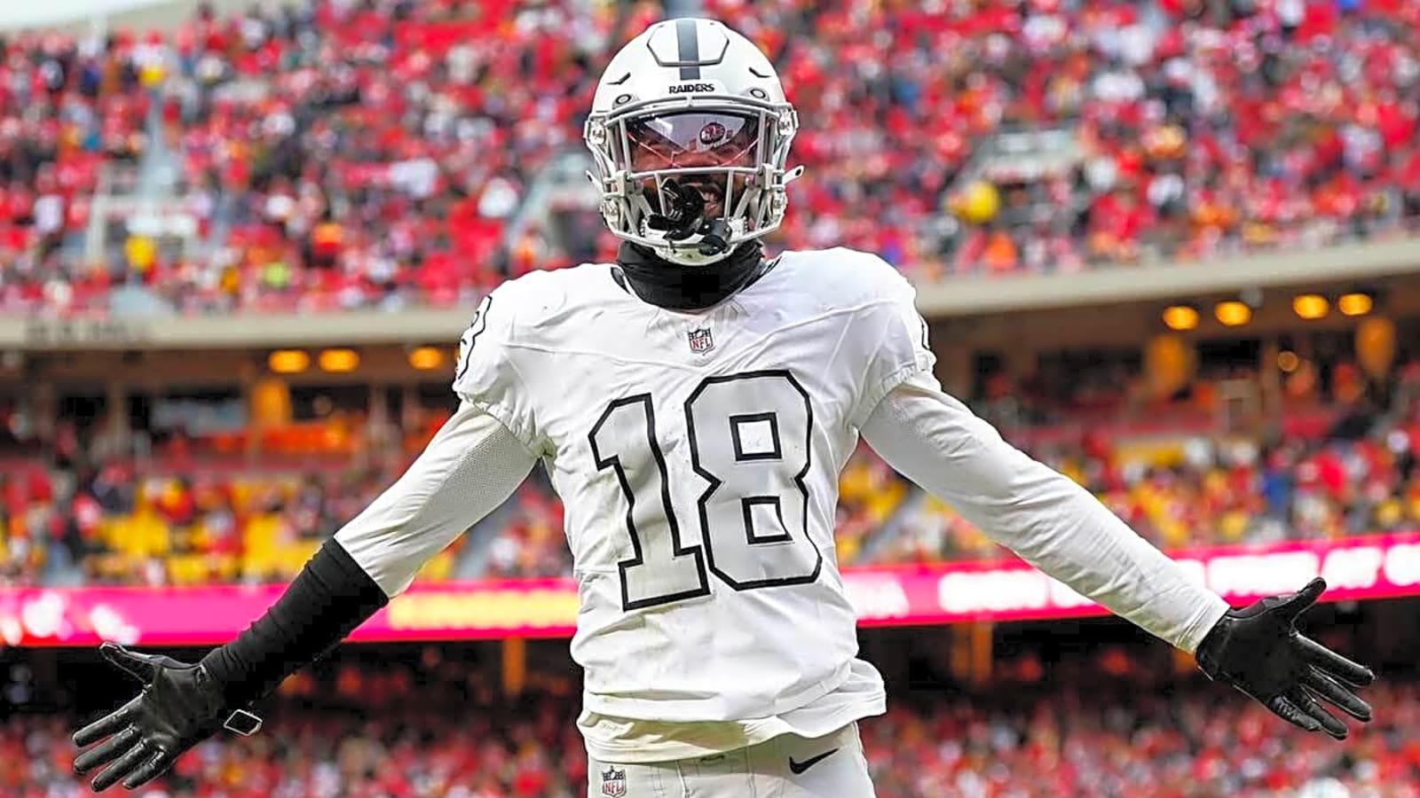 Dolphins agree to contract with ex-Raiders defender