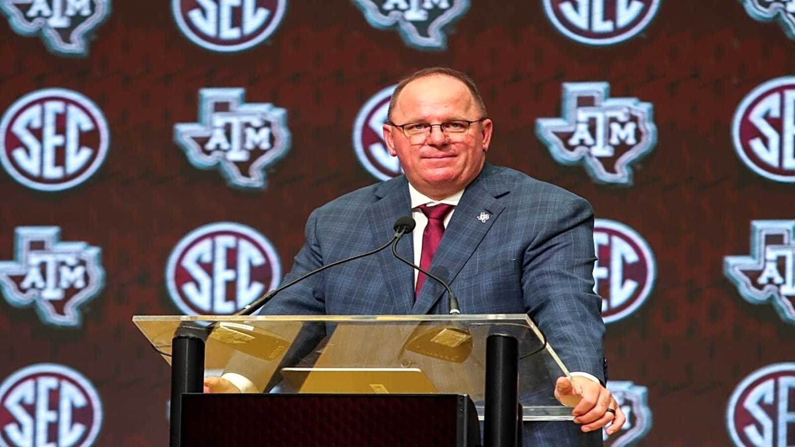 Mike Elko Reacts to Texas A&M Fight Song Playing to Sarkisian’s Entrance