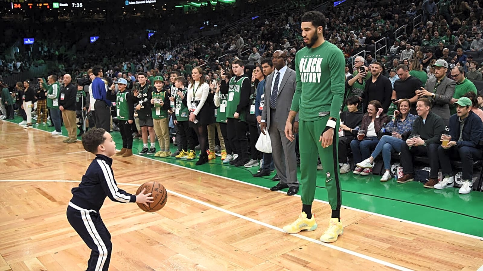 Celtics star Jayson Tatum hilariously pushes Deuce off boat during vacation